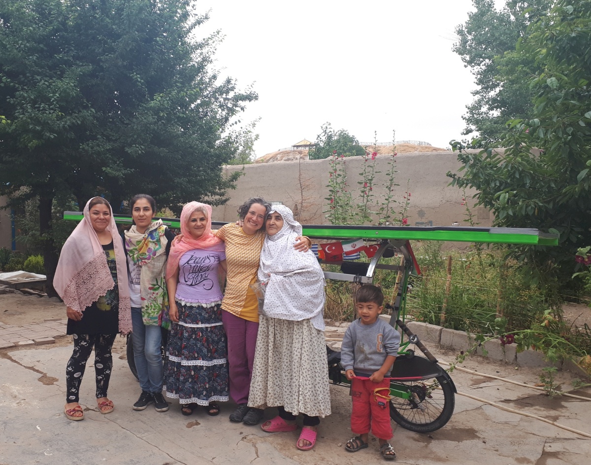 Anne-Sophie had such a wonderful time with the extended family that was around at the warm showers household in Sareyn, and saying goodby in the morning wasn't easy.